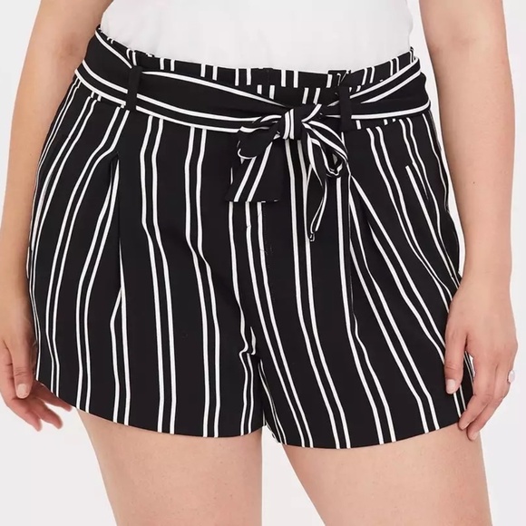 Torrid Shorts Womens Size 16 Black White Striped 5" stretch crepe Mid Rise Tie F - Picture 1 of 10